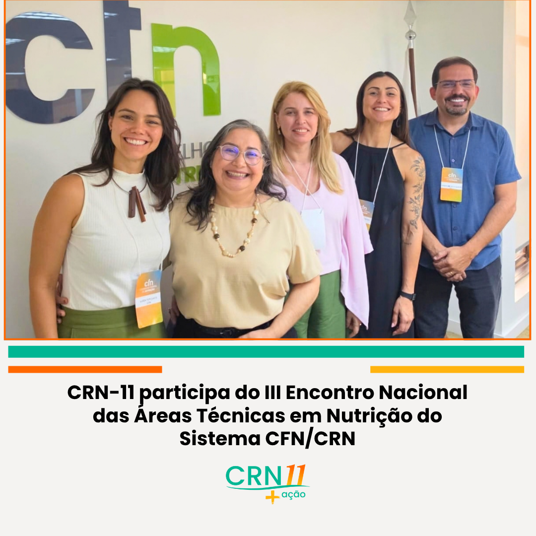 Um grupo de cinco pessoas sorrindo em um evento do CFN , com um letreiro ao fundo com a sigla CFN.