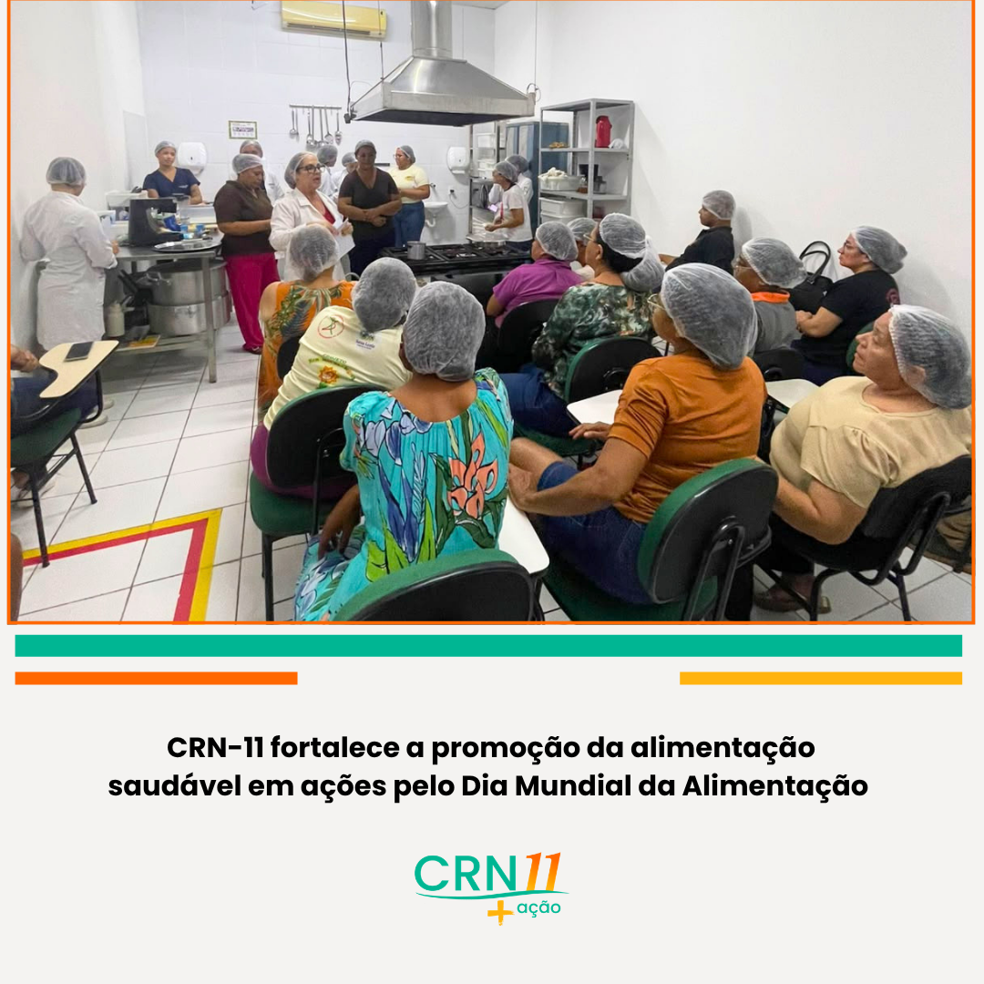 Pessoas sentadas em uma oficina de culinária, assistindo a uma apresentação sobre alimentação e nutrição