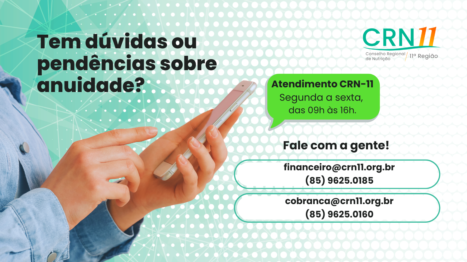 Mãos digitando em celular com texto sobre anuidade e contato do CRN-11 em fundo azul e verde