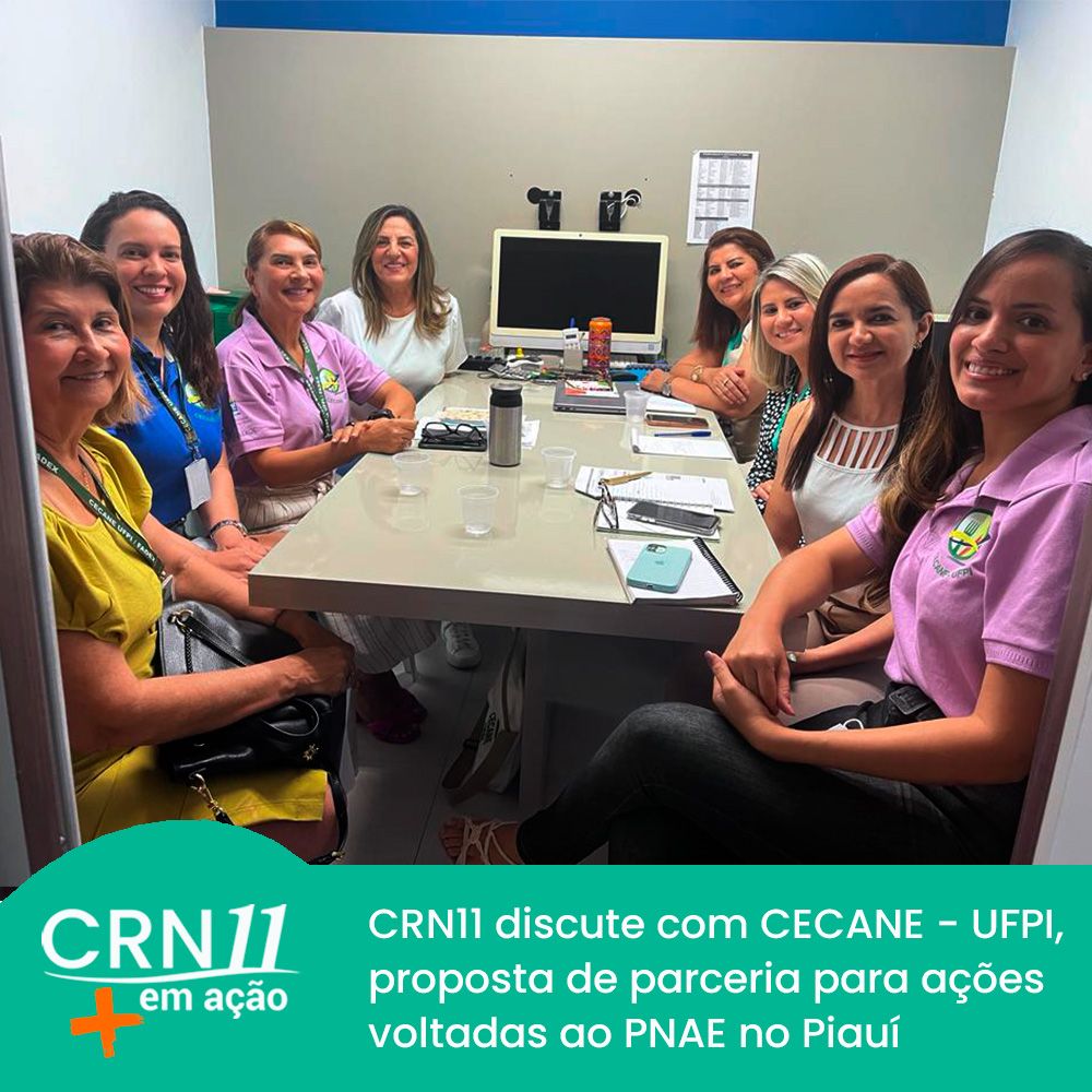 Grupo sentado ao redor de uma mesa de conferência em um escritório, sorrindo durante uma reunião sobre uma parceria com a CRNI.