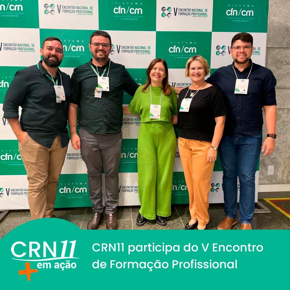 Cinco pessoas posam em frente a painel verde e branco no evento CRN11; texto: “CRN11 participa do V Encontro de Formação Profissional”.
