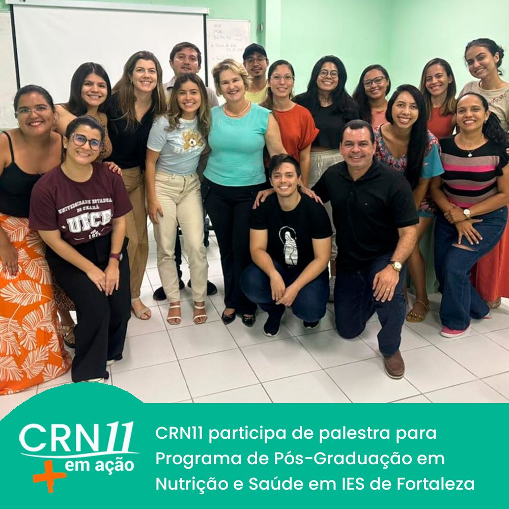 Grupo de pessoas posando em sala de aula após palestra do CRN11 sobre nutrição e EAD.
