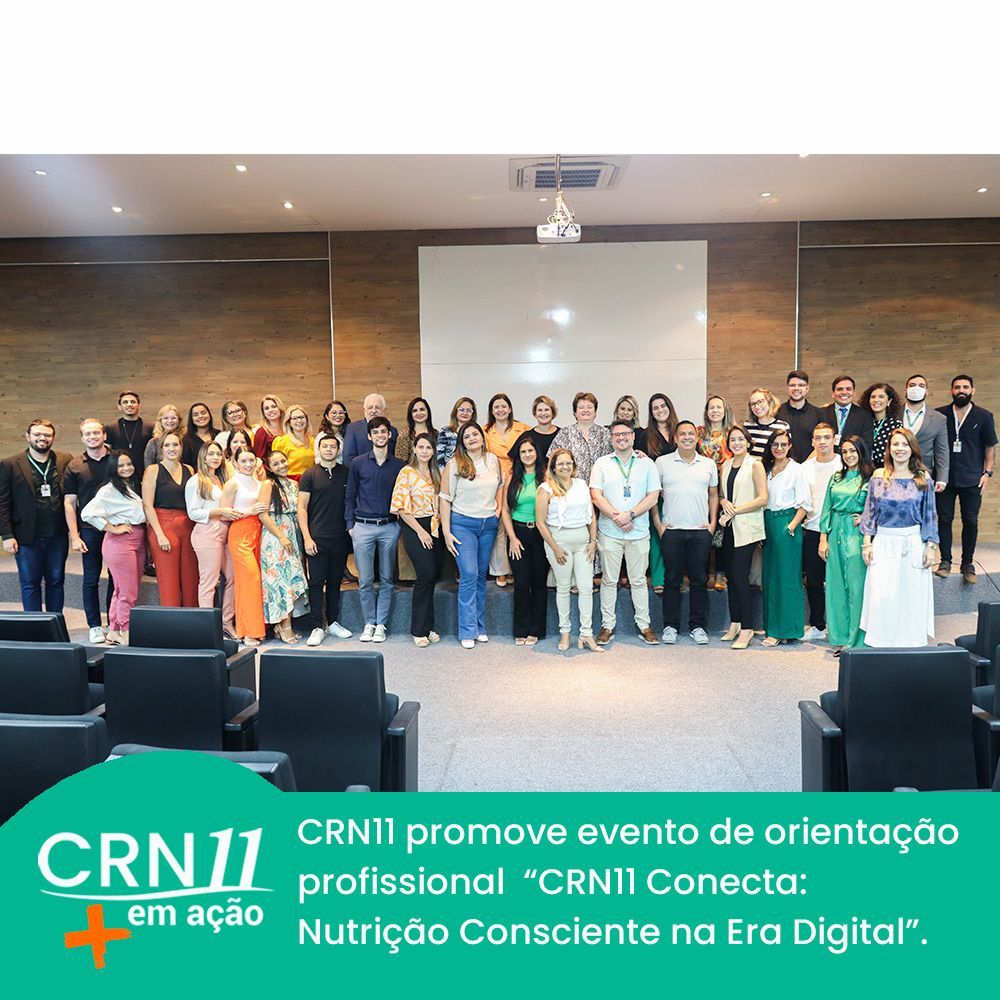 Grupo de pessoas posando em um palco durante um evento de orientação profissional do CRNJ com uma faixa em português.