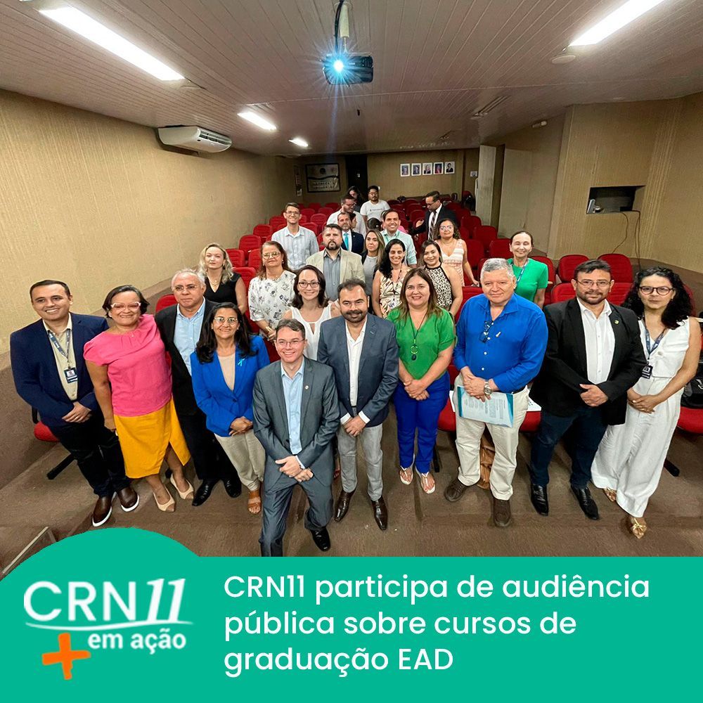 Grupo posando em plenário; faixa informa que o CRN11 participa de audiência pública sobre cursos de graduação EAD.