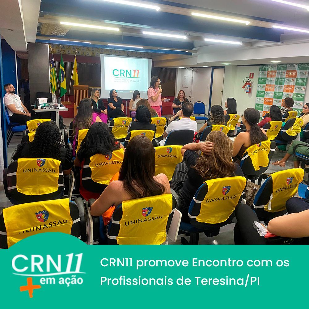 Palestra do CRN11 em auditório, com público sentado em cadeiras amarelas e painel ao fundo.