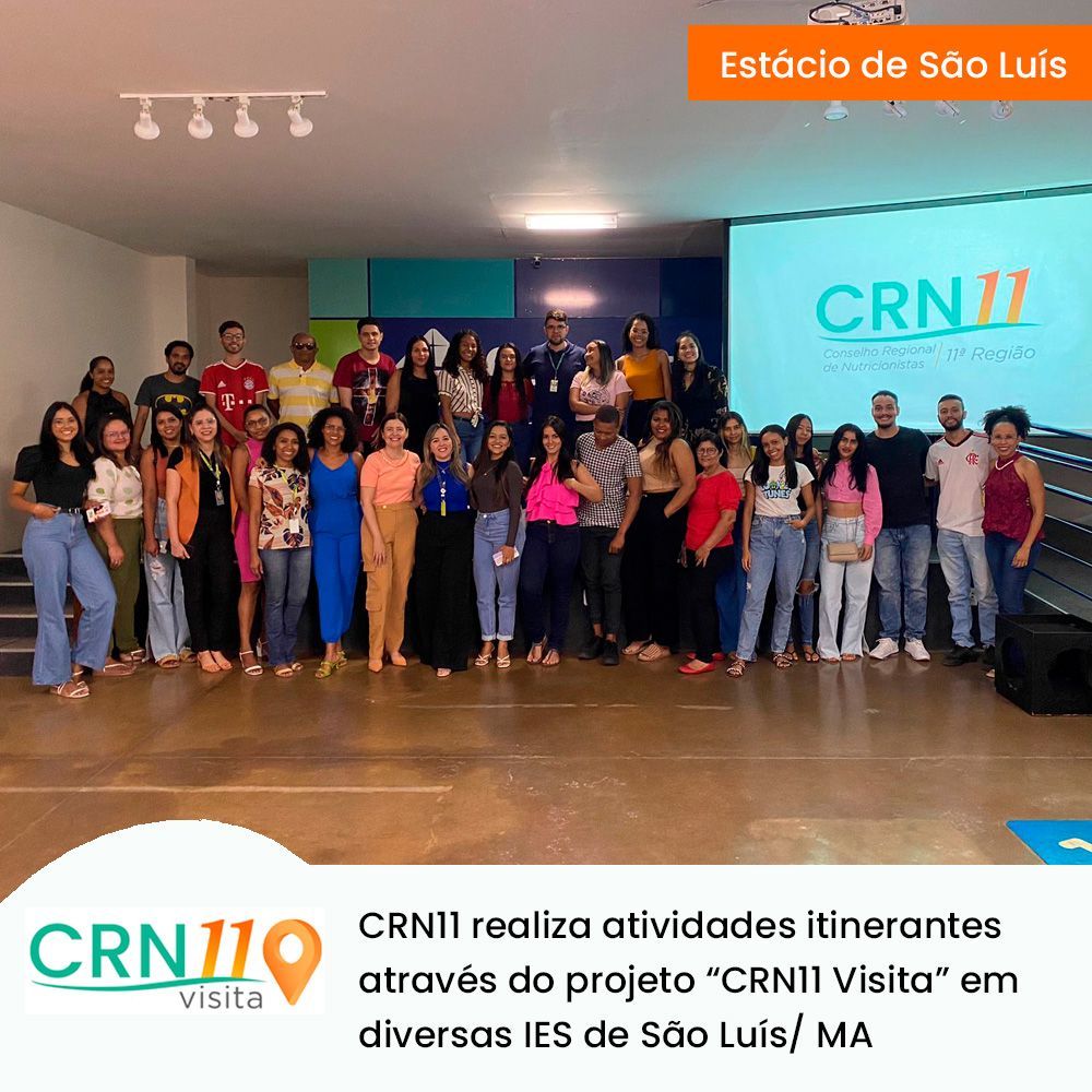 Grupo posando em auditório durante evento do CRN11, com telão azul e banner “Estácio de São Luís” acima.