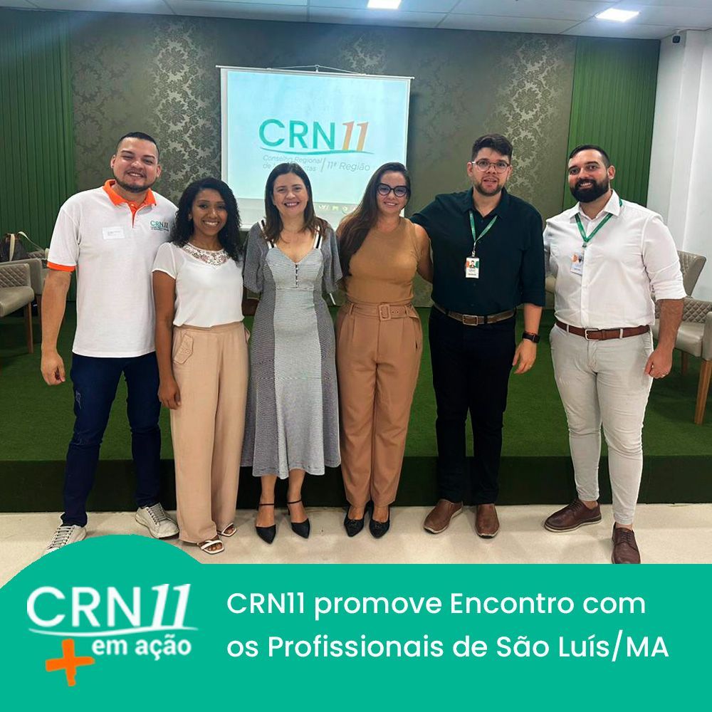 Grupo de seis pessoas em evento do CRN11, com painel “CRN11 em ação” ao fundo.