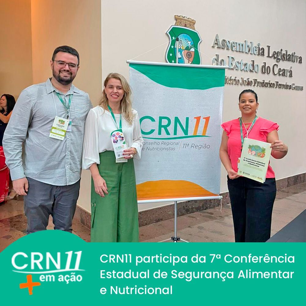 Três pessoas segurando certificados ao lado de uma faixa da CRN11 em uma conferência sobre nutrição.