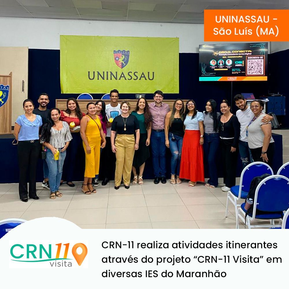 Grupo de pessoas posa em auditório da UNINASSAU com banner do CRN-11 e tela de apresentação ao fundo.