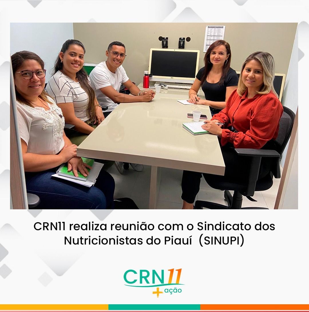 Reunião do CRN11 com o Sindicato dos Nutricionistas do Piauí em sala de reunião, com cinco pessoas sentadas à mesa.