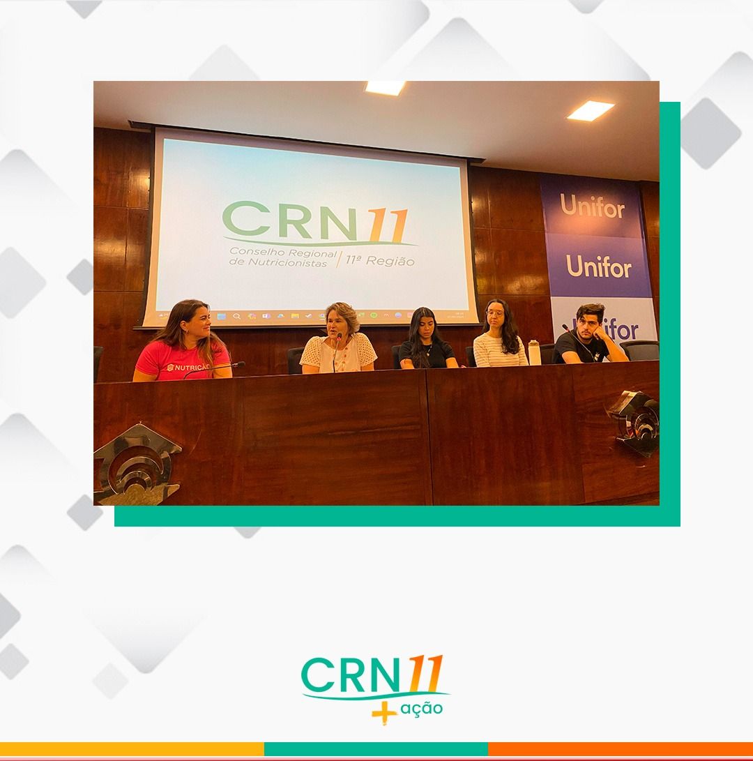 Painel de discussão na conferência CRN 2020 com quatro palestrantes sentados no palco sob um logotipo projetado.
