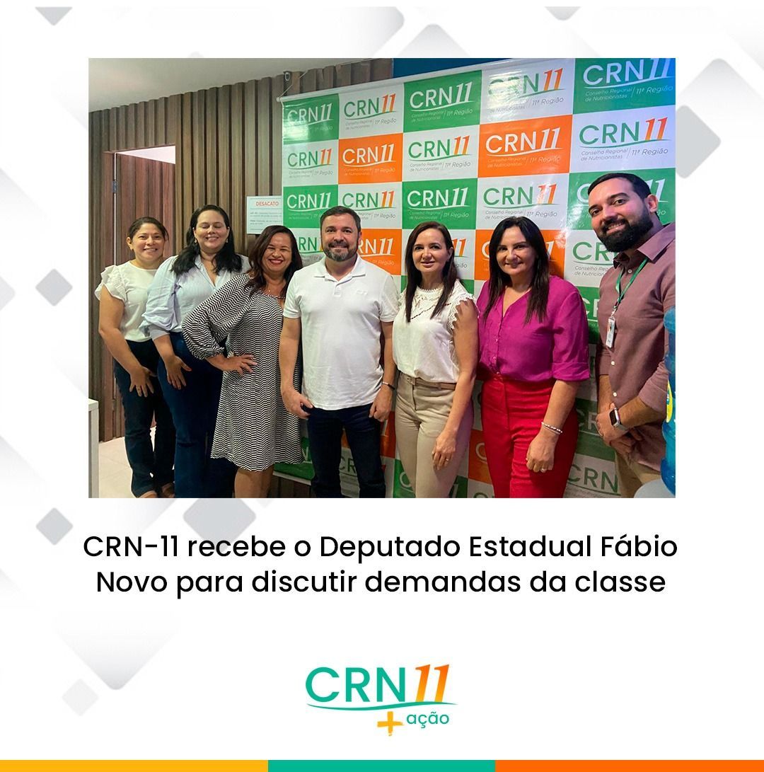 Grupo posa em frente ao painel CRN-11 com Deputado Estadual Fábio Novo, em evento institucional