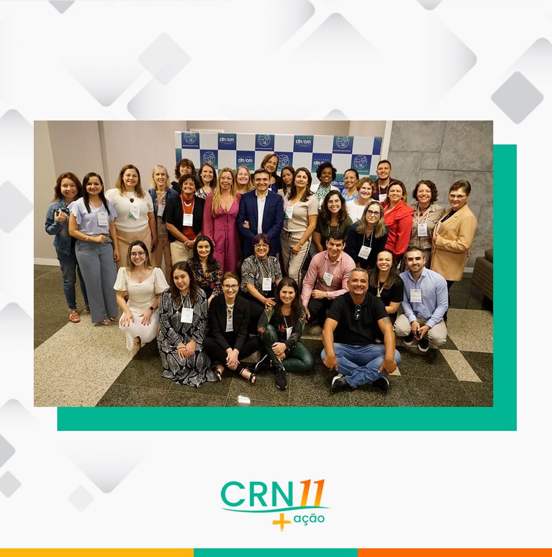Grupo de pessoas posando em um painel de fundo de um evento da CRN, com uma foto emoldurada em verde-azulado e o logotipo da CRN abaixo.