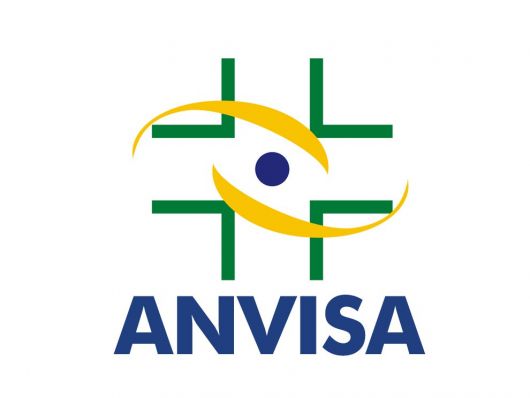 Logotipo da ANVISA com forma abstrata verde e amarela e texto azul sobre fundo branco.