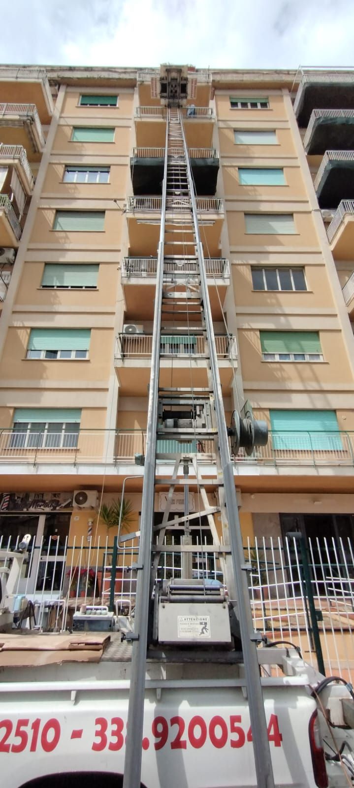 Carrello elevatore per traslochi davanti a un condominio, per il trasporto di mobili.