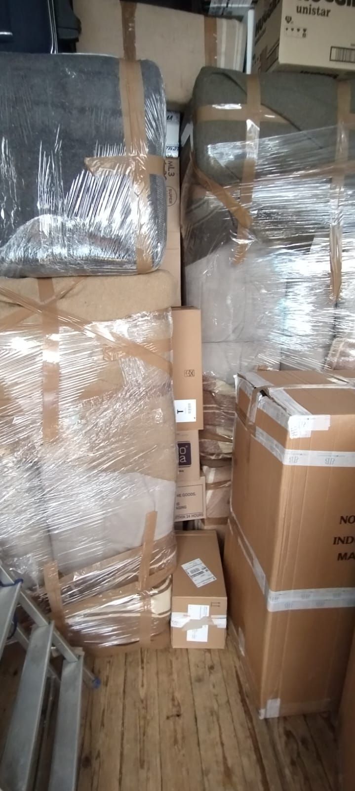 All'interno di un camion vengono imballati mobili e scatole avvolti nella plastica per il trasloco.