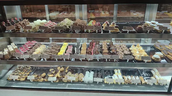 profiterole patisserie melrose park entrance with luxury balloons