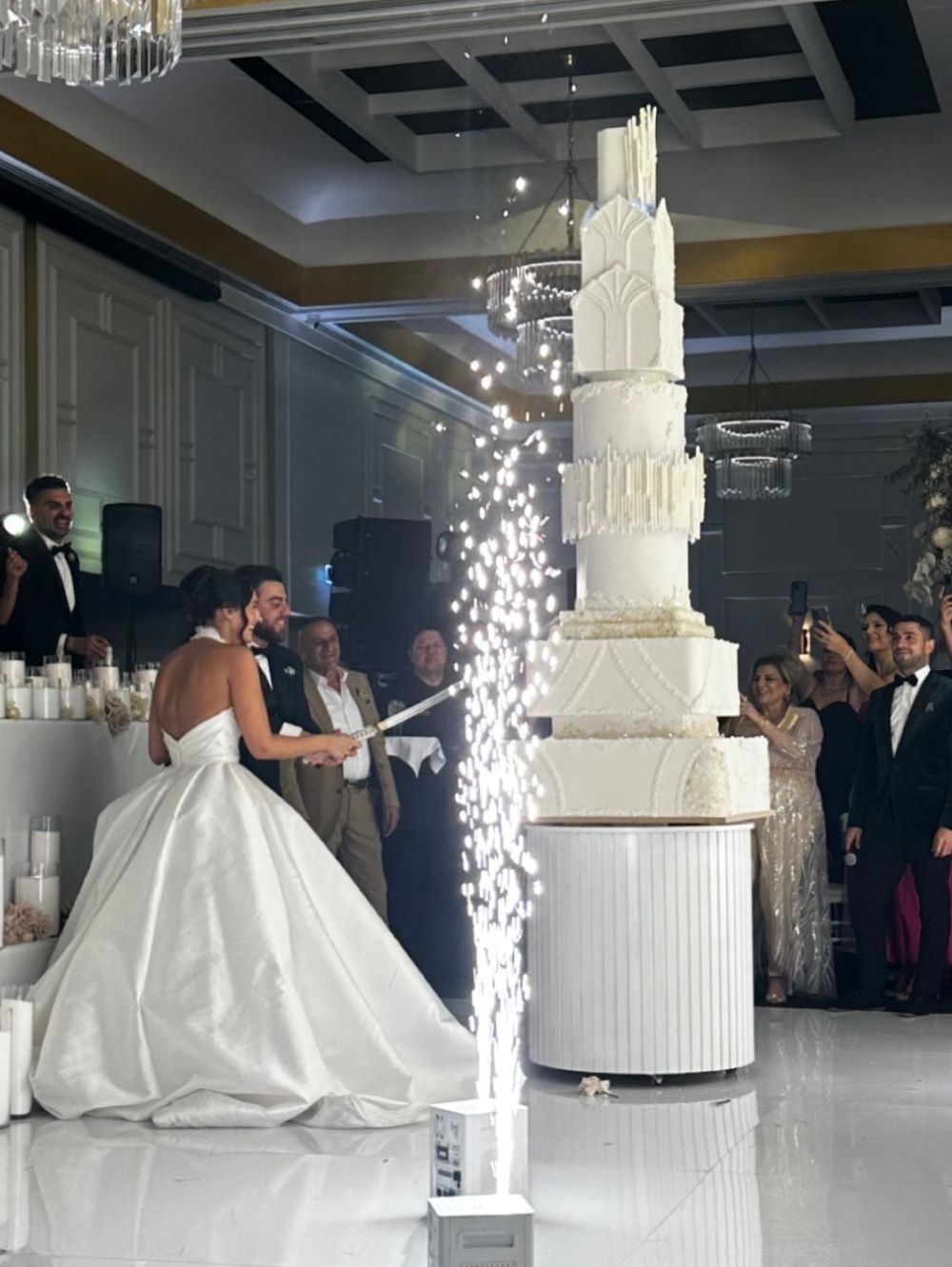 4-tier wedding cake for 150 guests