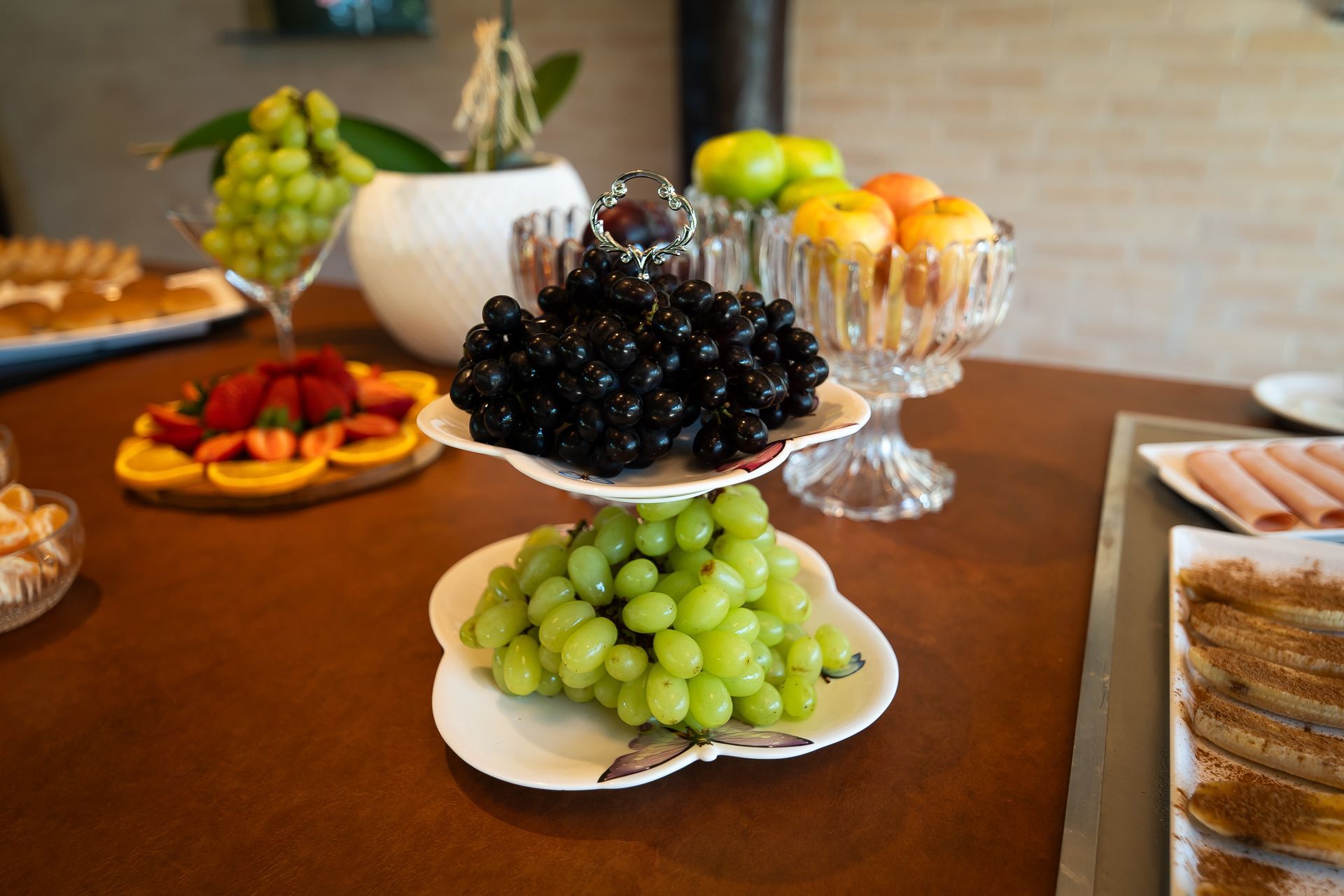 Há muitos tipos diferentes de frutas na mesa.