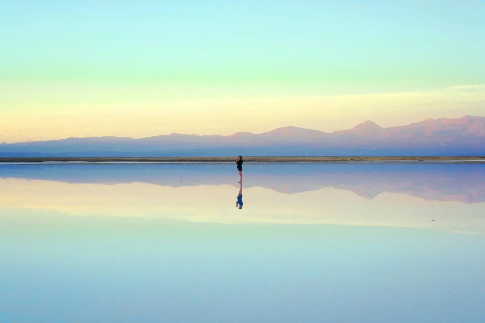 Amanhecer sobre um lago calmo