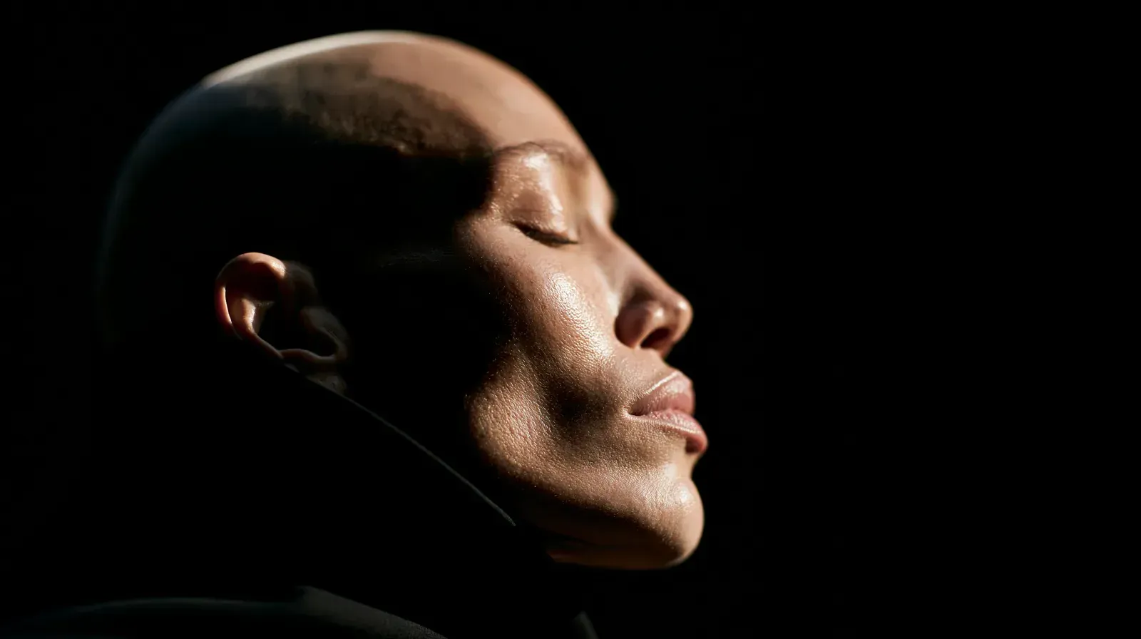 Retrato de perfil, olhos fechados, em luz lateral