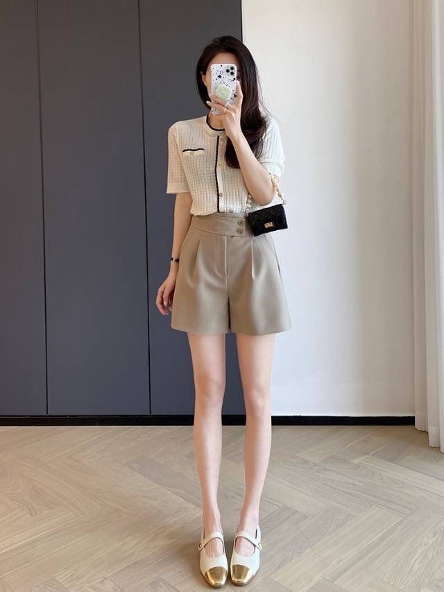 重磅清倉只有300件‼️品質超級好‼️很顯瘦! 經典法式小香風鏤空花上衣