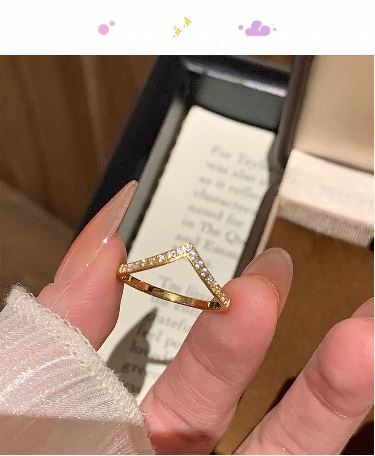 ㊙️優惠免運㊙️    輕奢V型皇冠戒指疊戴輕奢設計感排鑽鈦鋼戒指