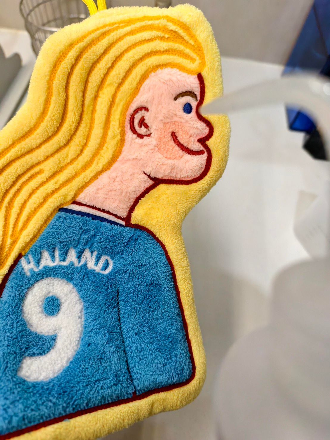 熱愛⚽️足球的一定要買他    今年世足最可愛的一位  明星冠軍場面【哈蘭德經典姿勢擦手巾】