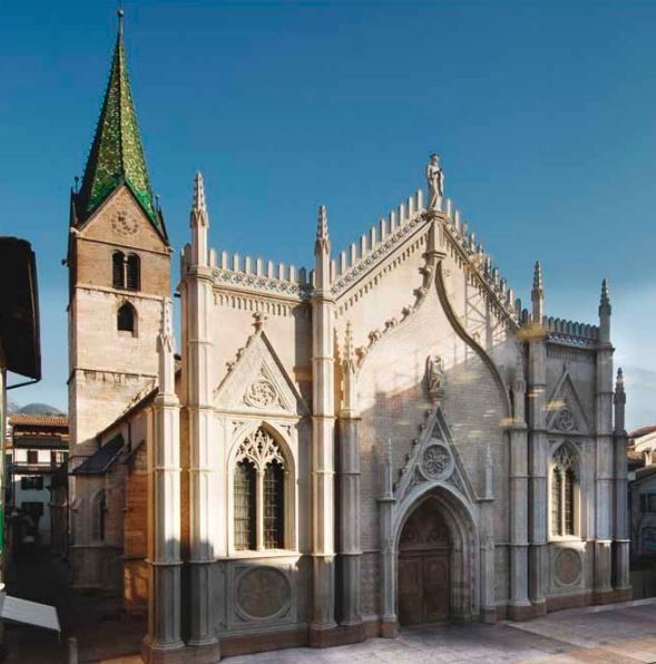 Restaurierung von Kirchen- und Gebäudefassaden