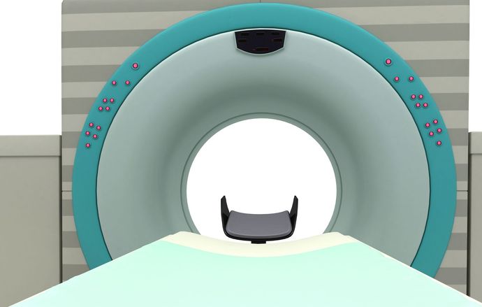 Tomografia computerizzata (TC) con lettino per il paziente, posizionata al centro di una sala di diagnostica per immagini.