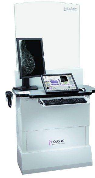 Postazione di lavoro per diagnostica per immagini medicali con monitor, tastiera e schermo mammografico integrato, su un mobiletto bianco.