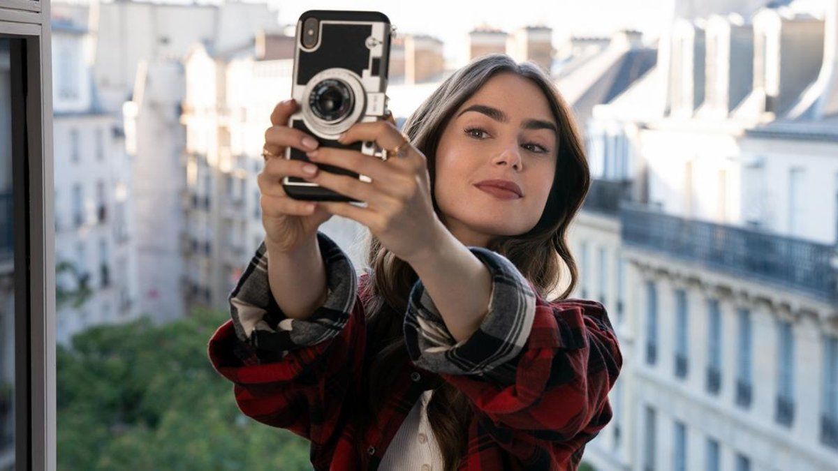Emily fa un selfie per i social