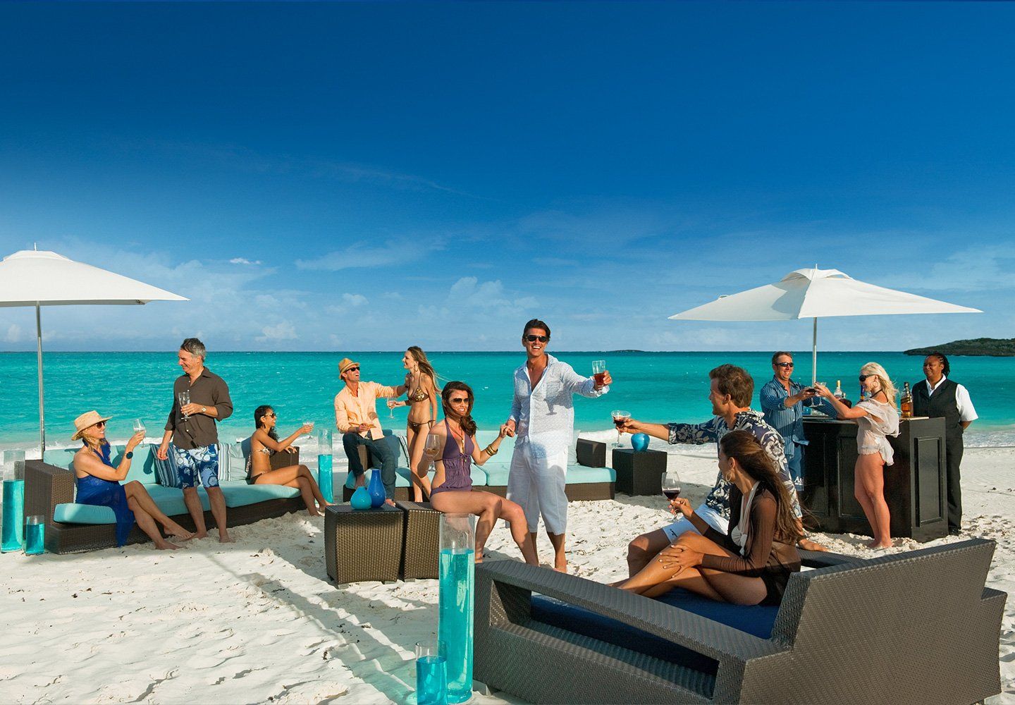 Gruppo di single aperitivo in spiaggia