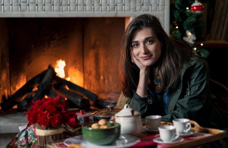 Odio il Natale Gianna davanti al camino