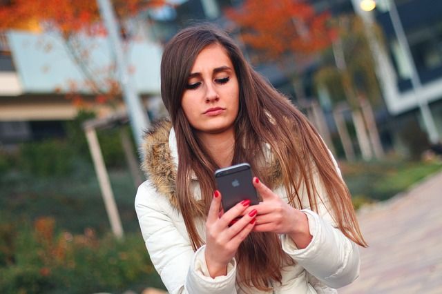 Ragazza con smartphone nero