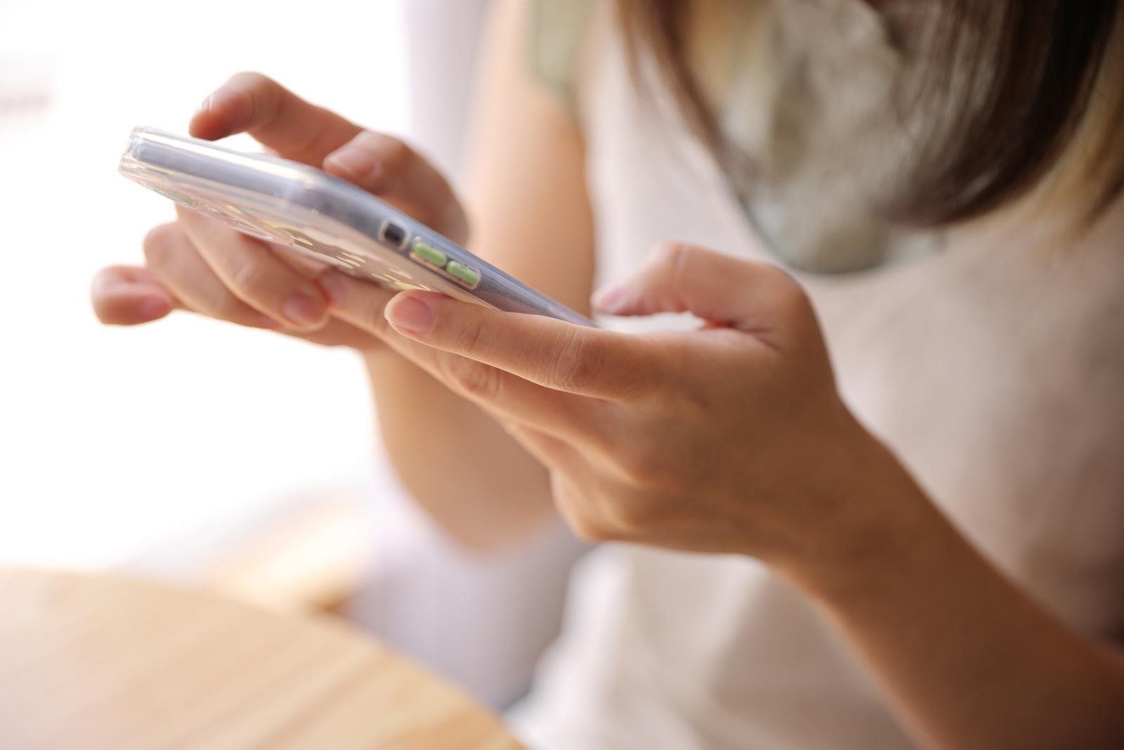 Ragazza con smartphone