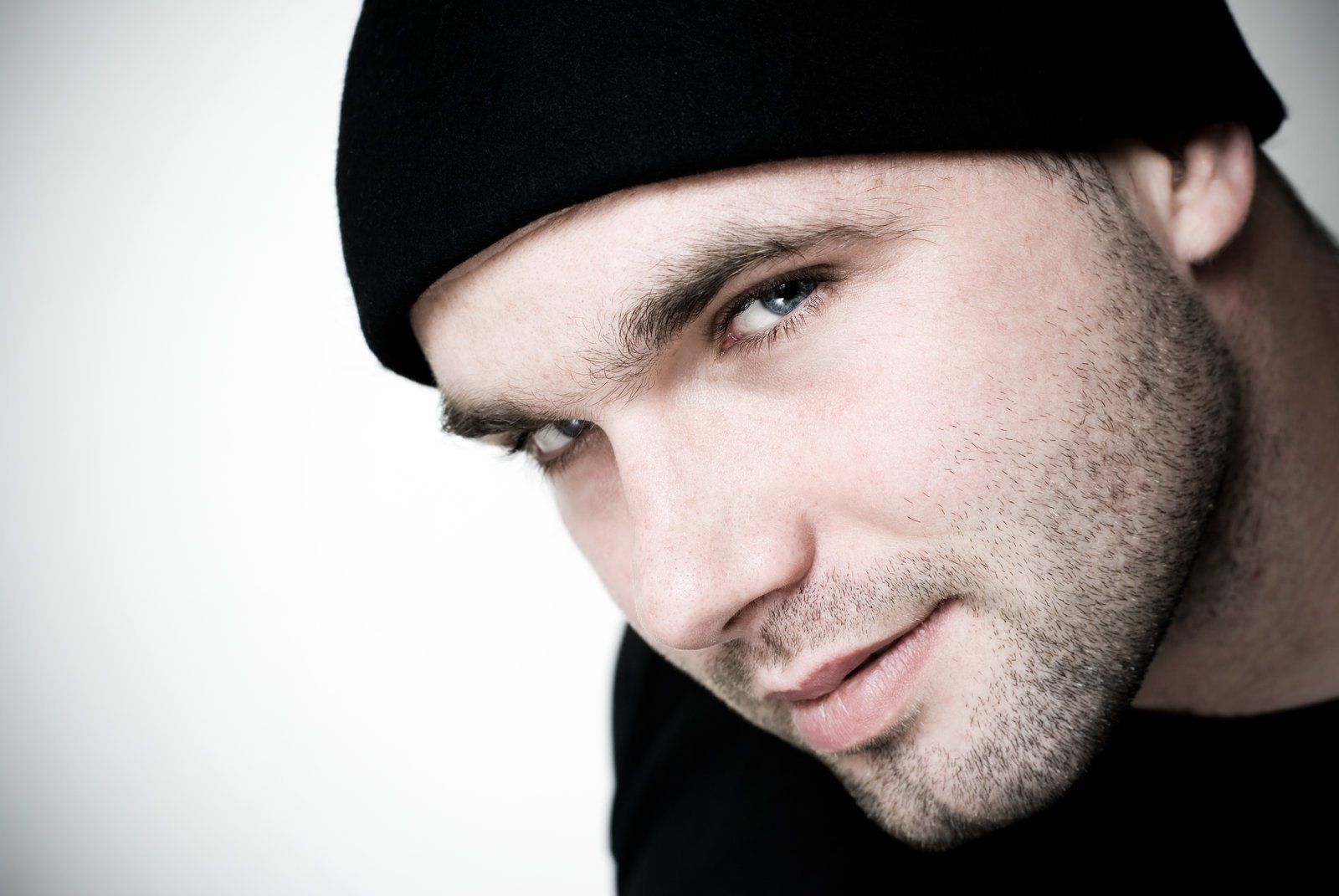 Ragazzo con sguardo seduttivo