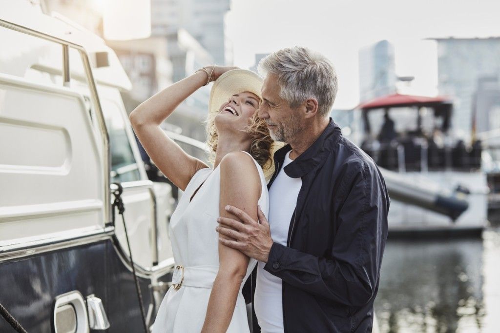 Uomo maturo con donna giovane