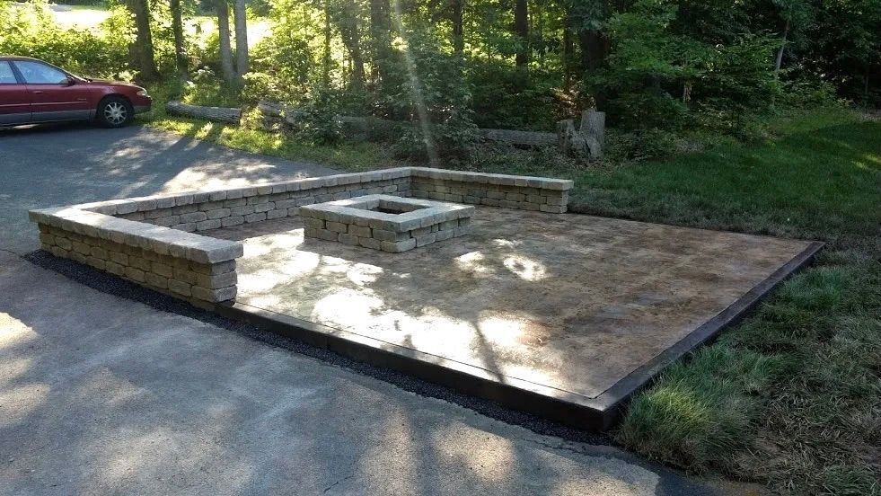 A fire pit is sitting in the middle of a driveway.