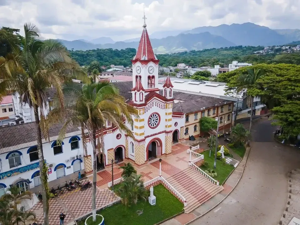Vista aérea de la catedral y parque principal de Florencia Caquetá, plan para hacer en Florencia Caquetá.