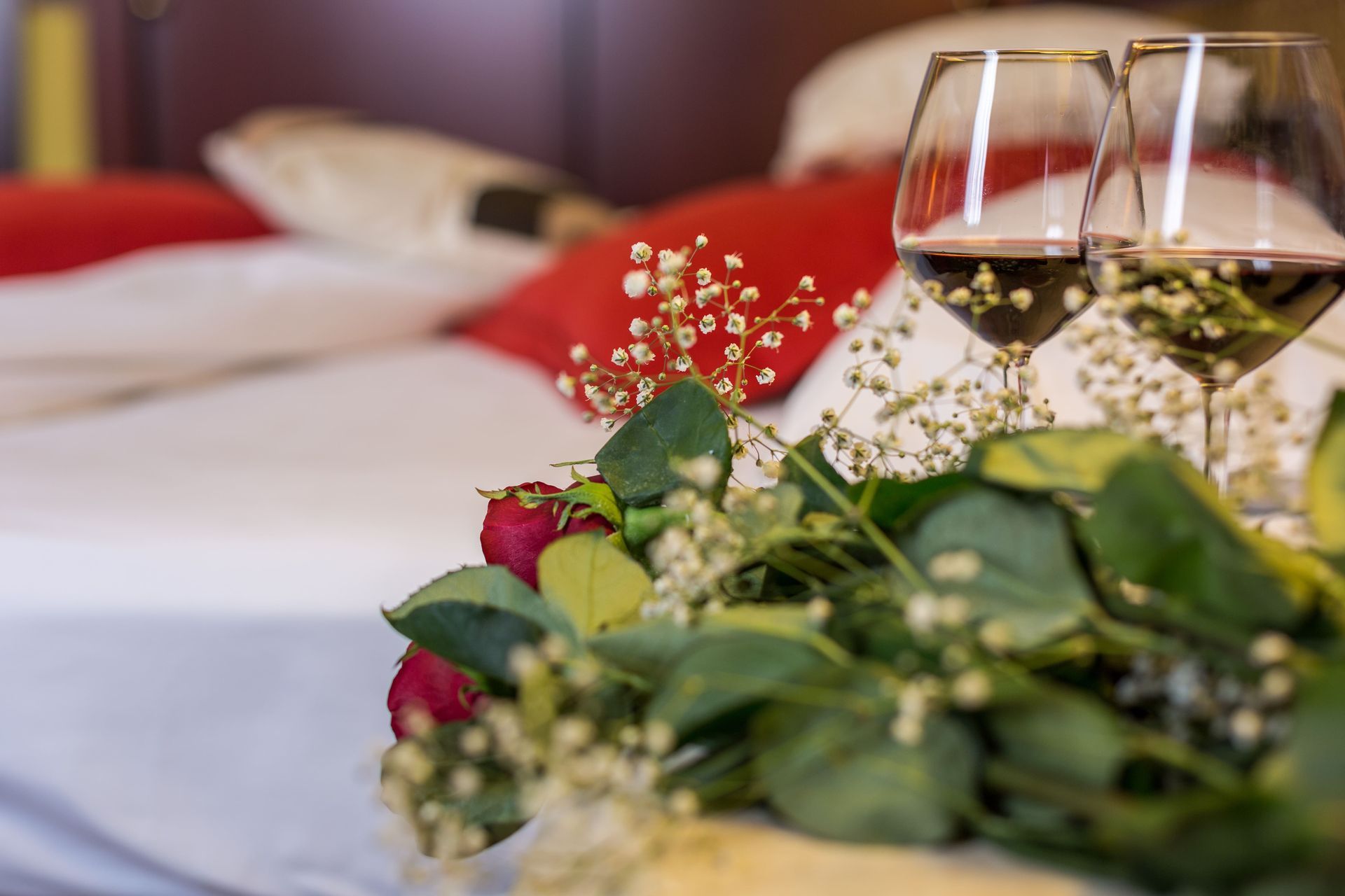 Decoración navideña con rosas rojas, follaje y copas de vino para una cena navideña en Florencia, Caquetá.
