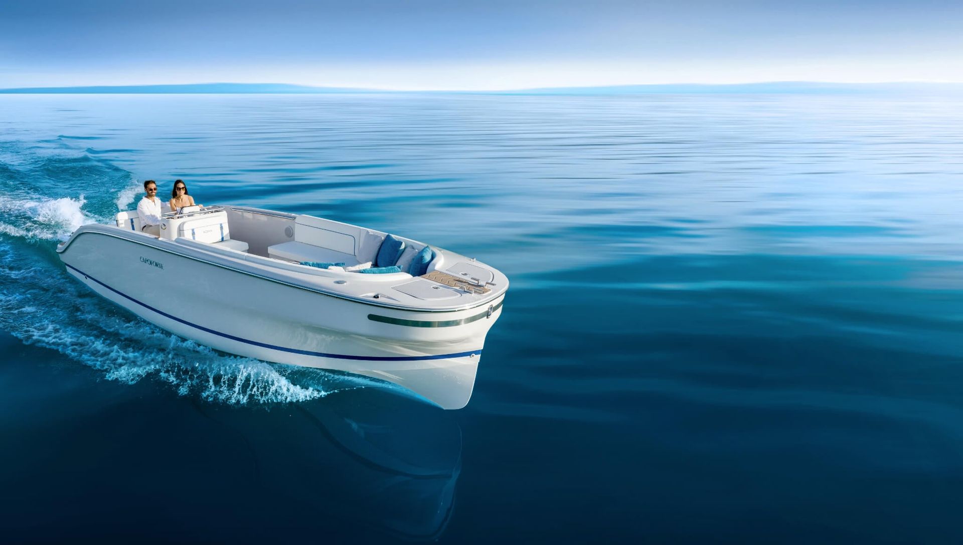 Iate branco navegando em mar azul calmo sob um céu claro.