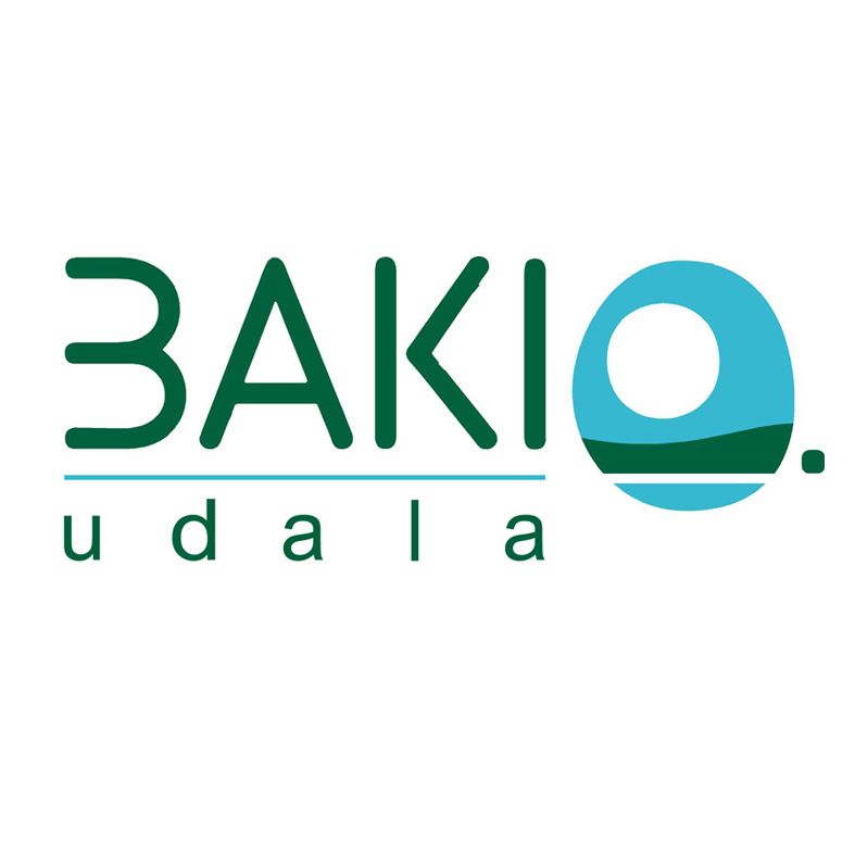 Logotipo para Bakio Udala; texto verde encima de 'udala'; círculo verde y azulado.