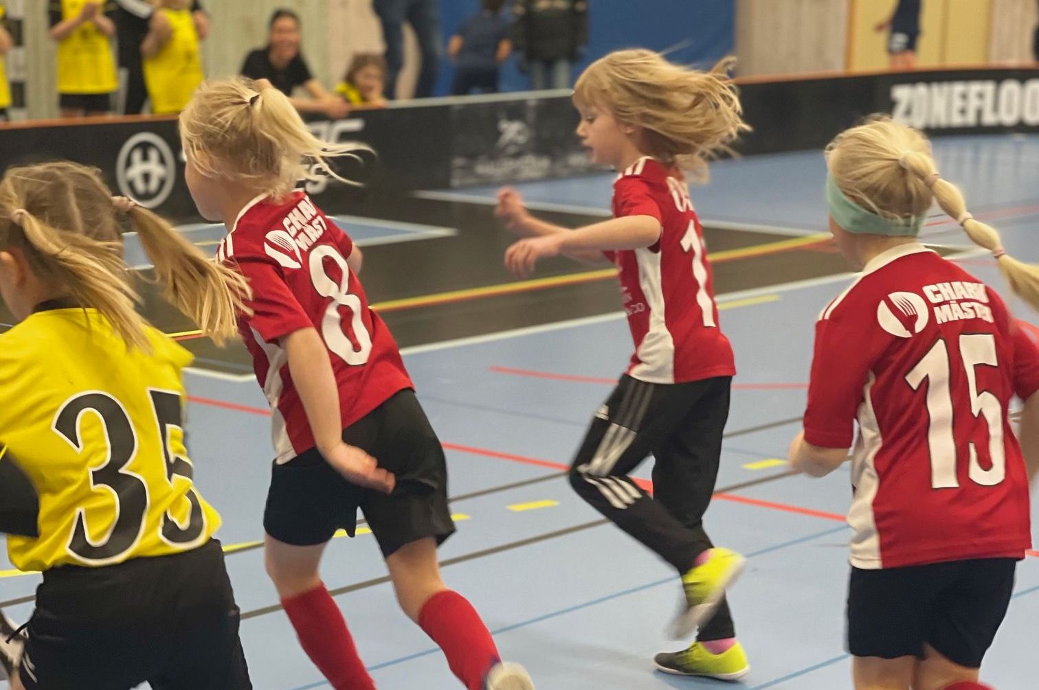 Barn som spelar fotboll inomhus