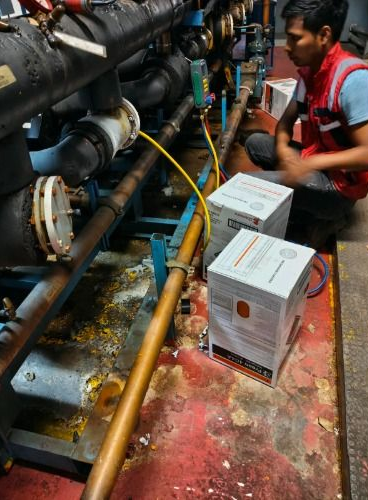 Técnico revisando sistema de refrigeración comercial