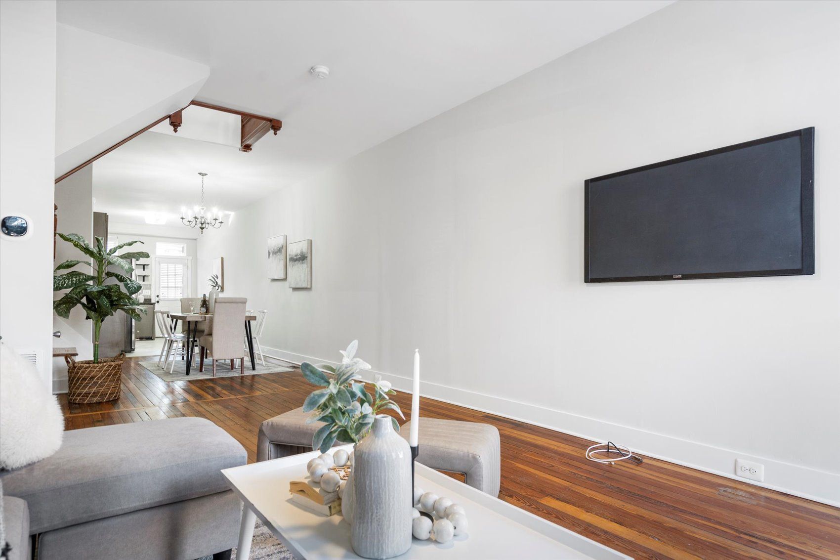 A living room with a flat screen tv on the wall.