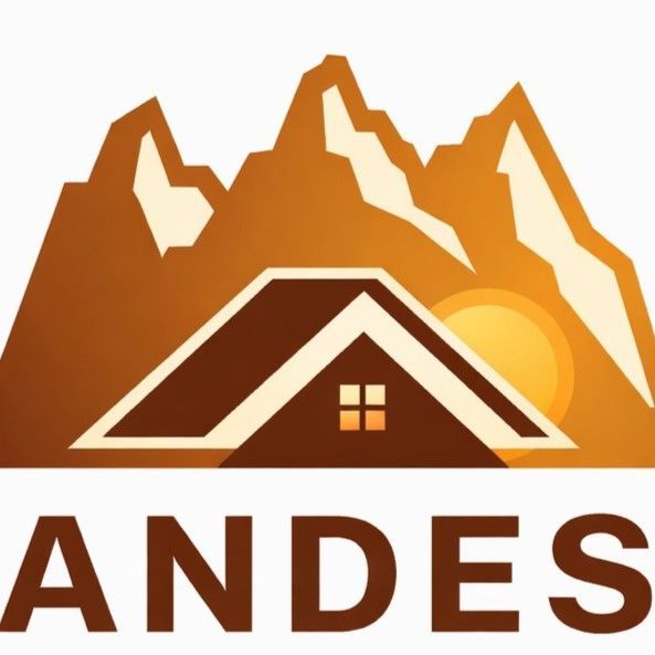 Logotipo de la cordillera de los Andes con una cabaña marrón y un amanecer naranja detrás de los picos.