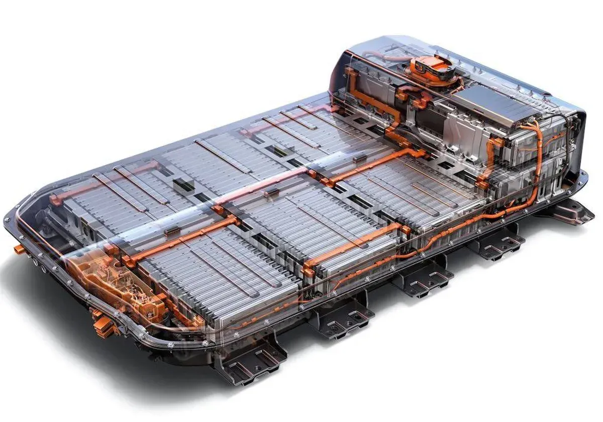 Vista en corte de un paquete de baterías de un vehículo eléctrico, que muestra los módulos de batería, el cableado y el sistema de enfriamiento.