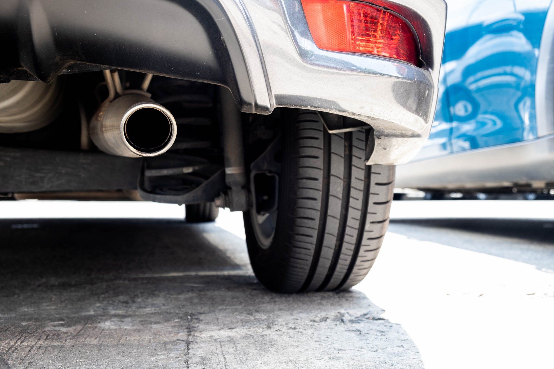 Exhaust pipe the system control combustion inside vehicle car engine.