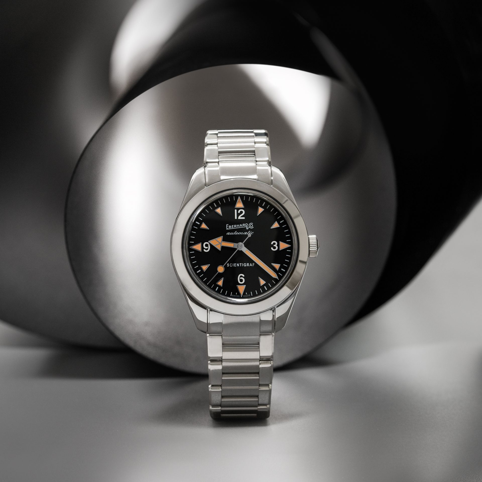 orologio con quadrante nero